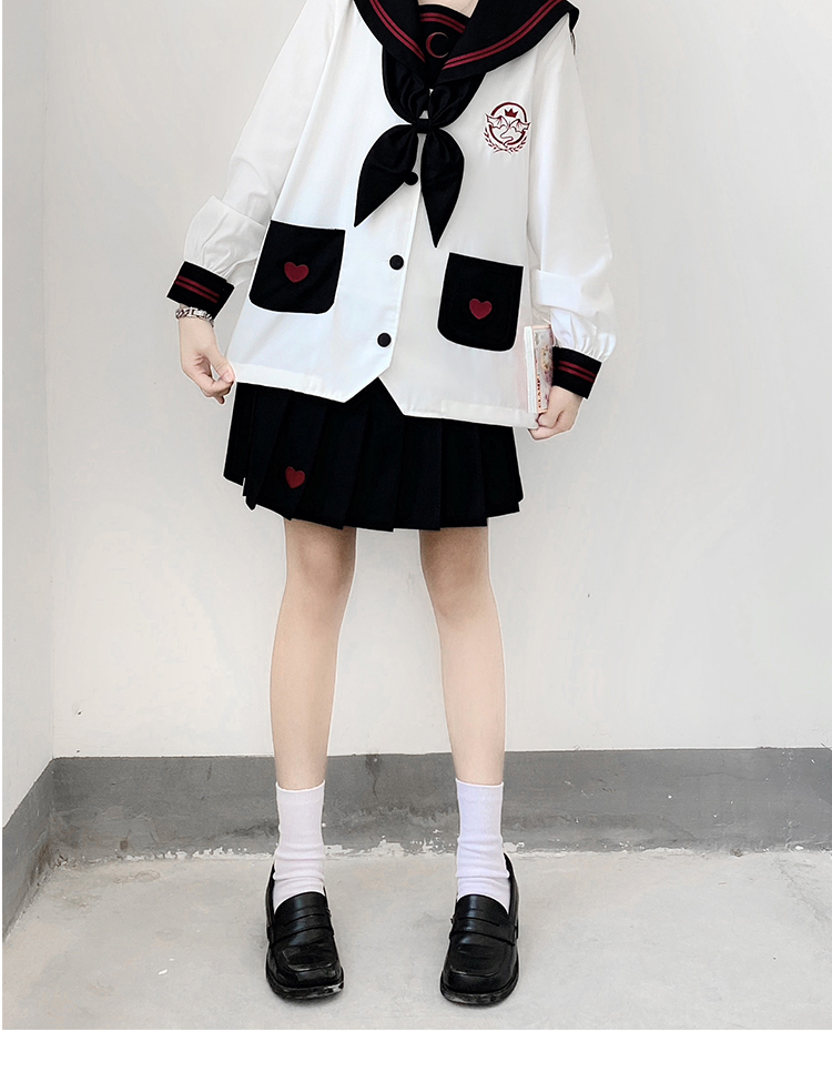 セーラー服 ハート模様の王冠紋章セーラー服