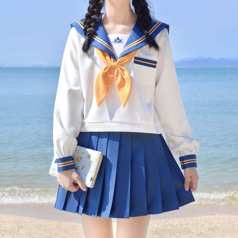 夏の海辺にぴったりの爽やかセーラー服