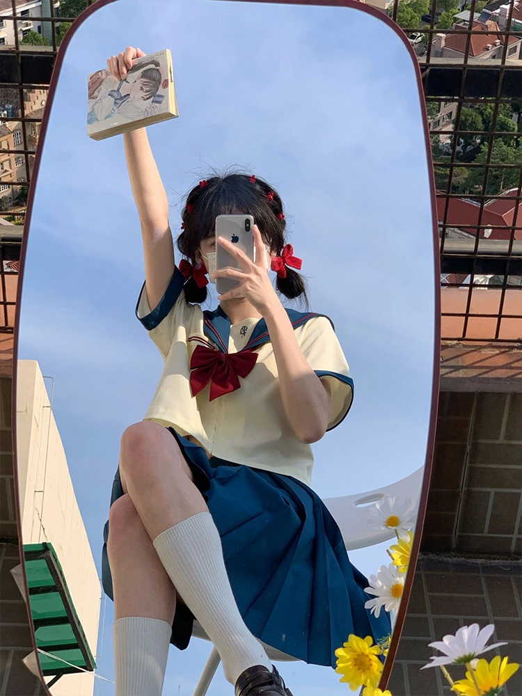 セーラー服 クロップド丈リボン飾りセーラー服