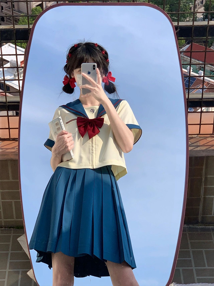 セーラー服 クロップド丈リボン飾りセーラー服