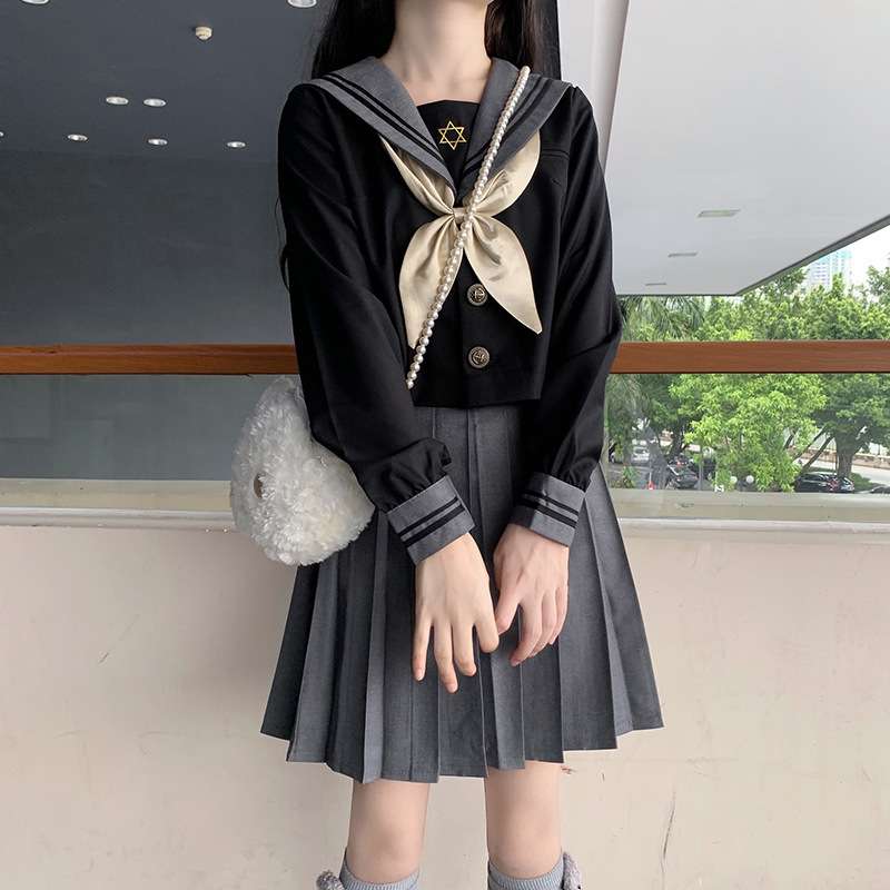 セーラー服 モノトーンスタイル