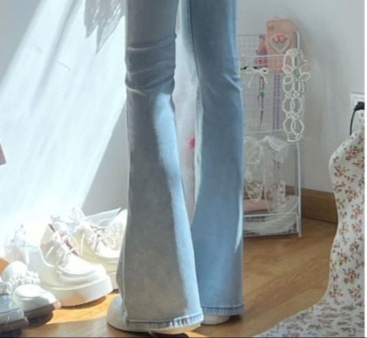 フレアパンツ 美脚効果の裾広がりデニム