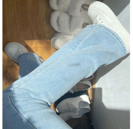 フレアパンツ 美脚効果の裾広がりデニム