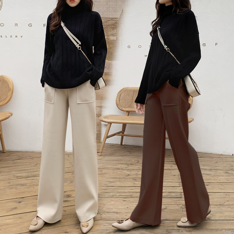 フレアパンツ 裾広がりシルエットのスウェット素材フレアパンツ