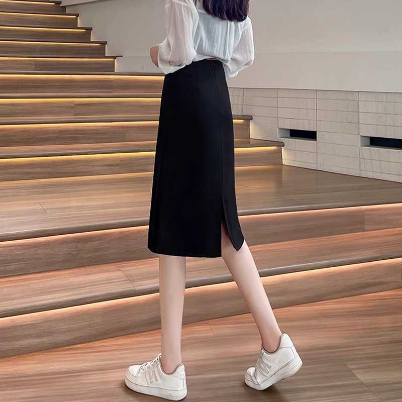 歩くたびに美しく揺れる魅力!スリット入りフレアスカートで脚長効果も叶うおすすめ5選