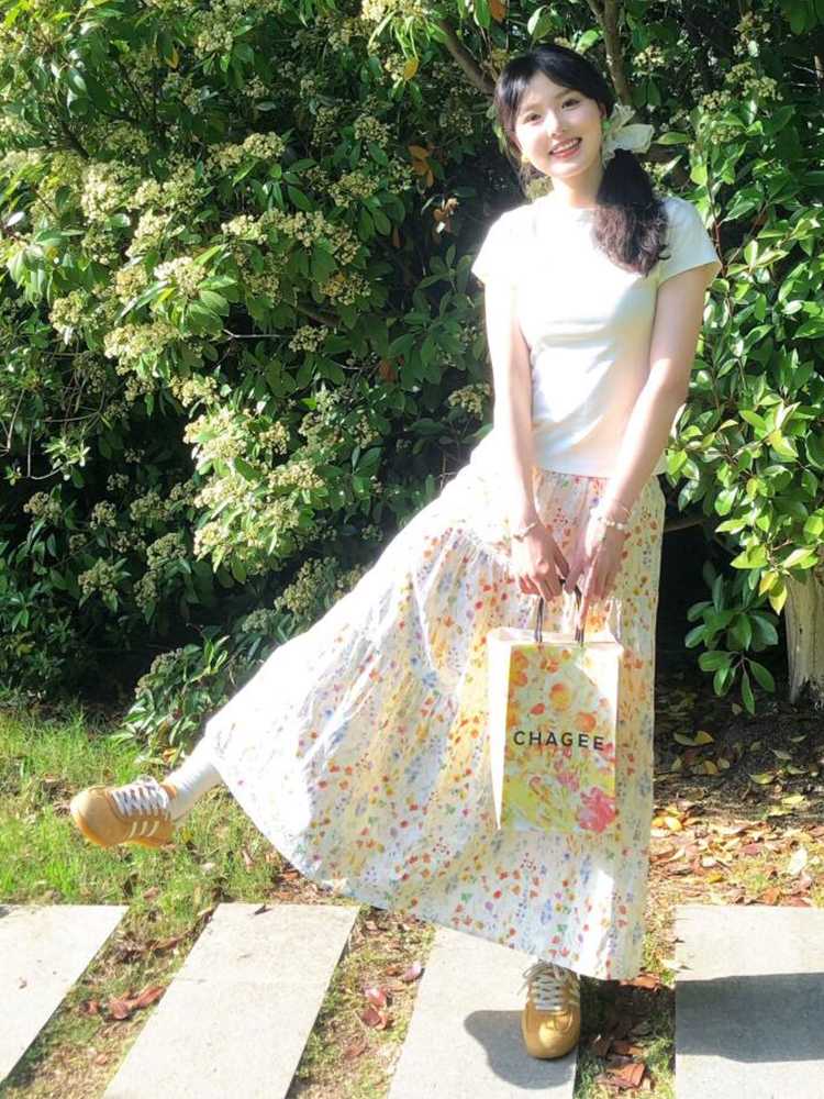 華やかで上品な印象を演出！花柄のフレアスカートコーデで毎日のおしゃれが特別になるおすすめ5選