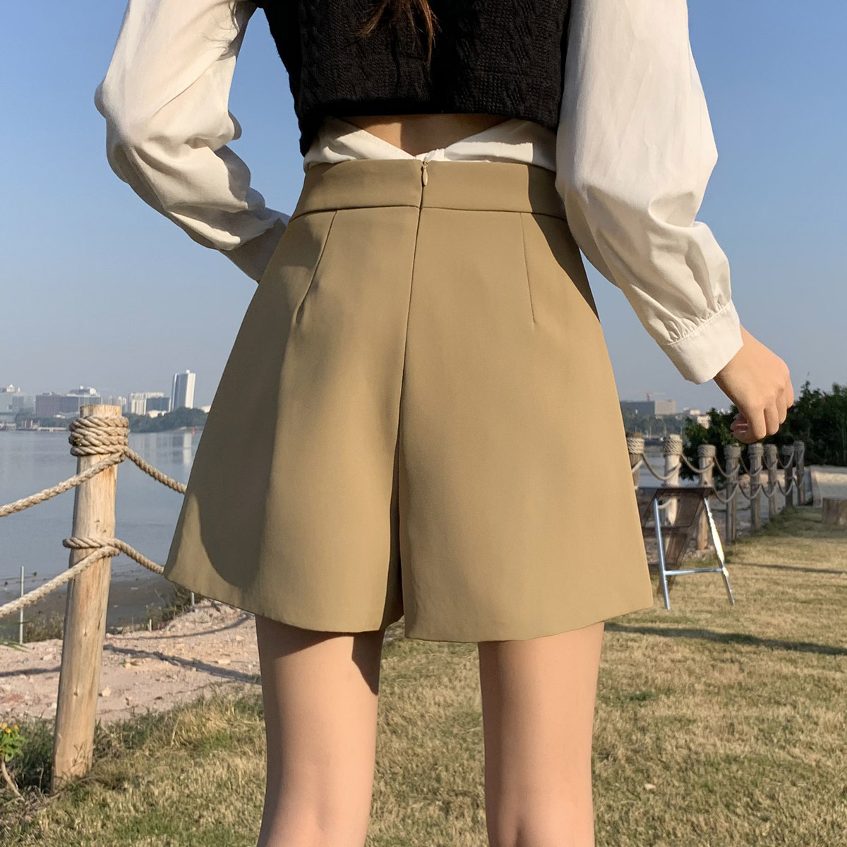 フレアスカート サイドボタン付き不規則デザインフレアミニスカート