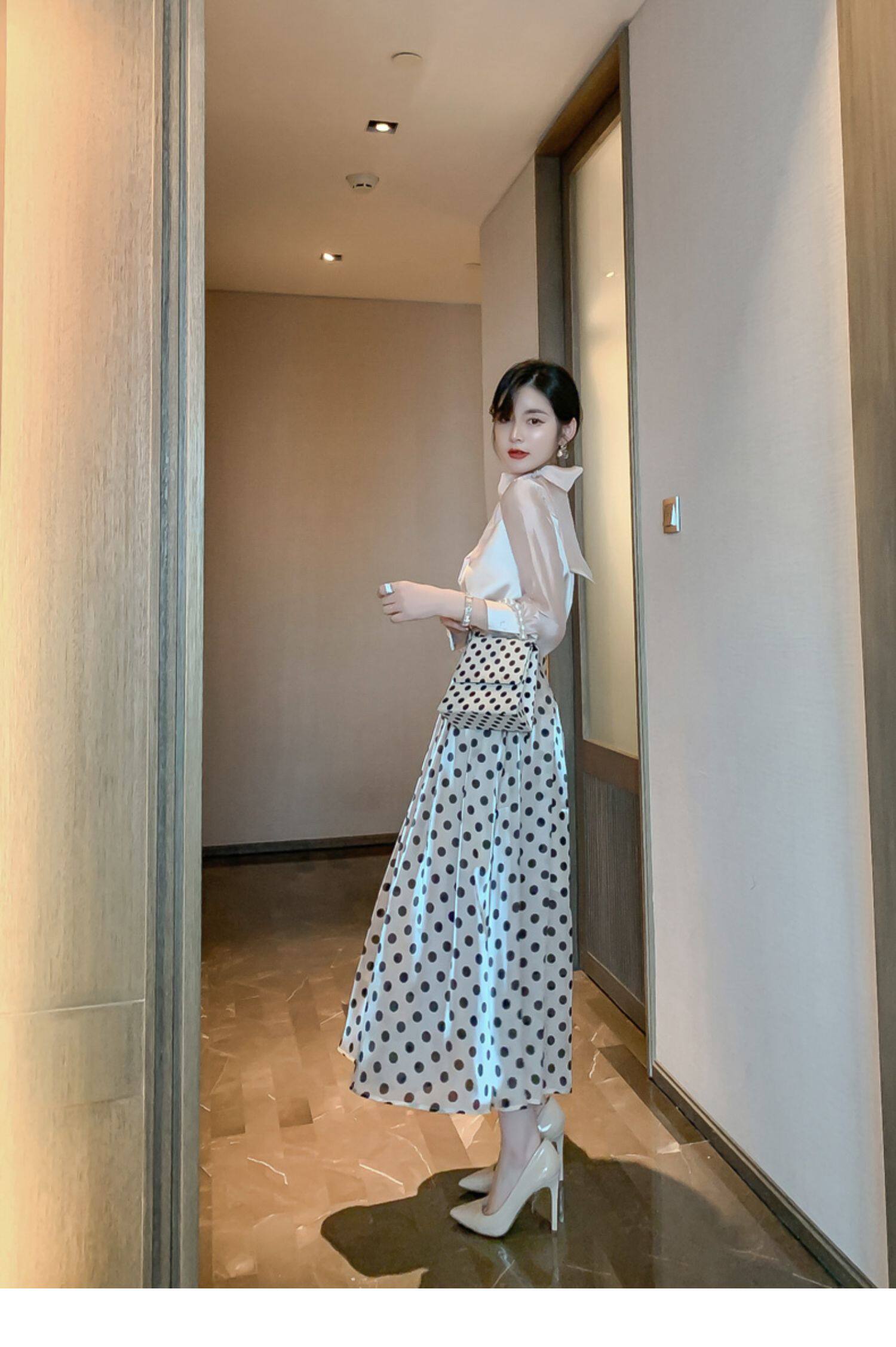 フレアスカート 上品な水玉模様のフレアスカート