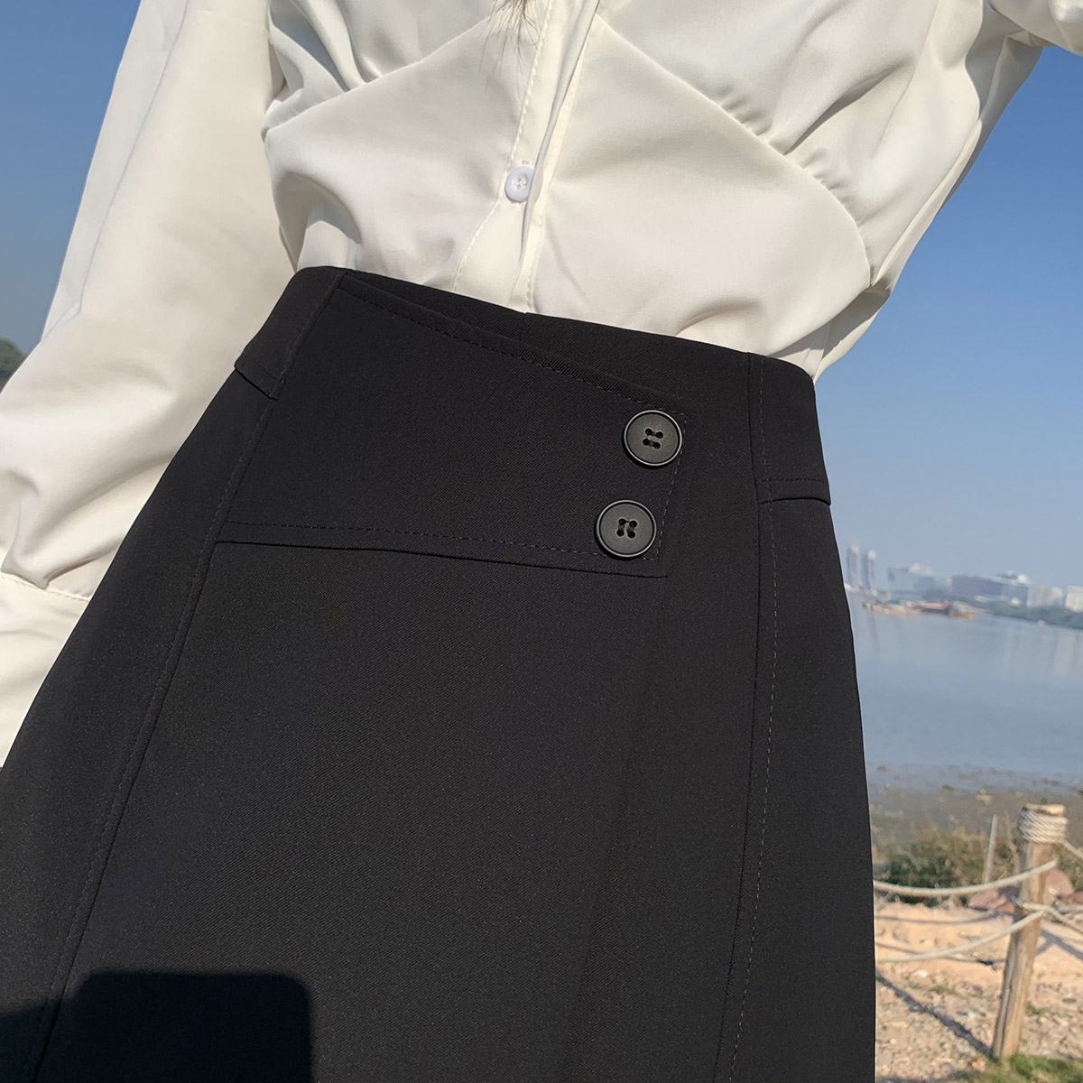 フレアスカート サイドボタン付き不規則デザインフレアミニスカート