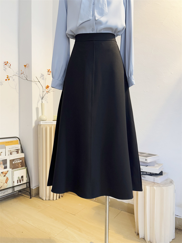 上品なシルエット広がるフレアスカート