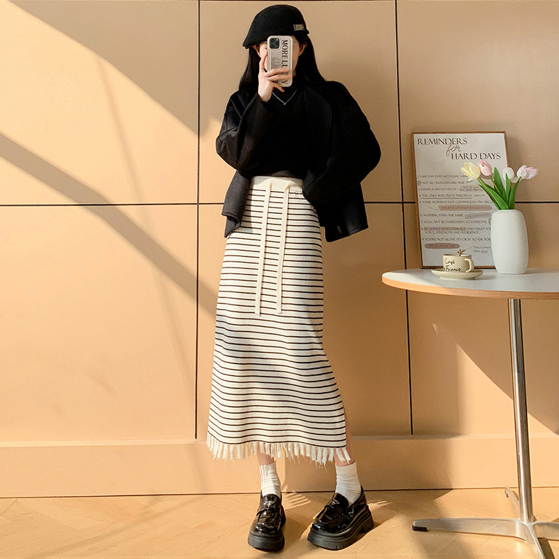 フレアスカート 横縞模様裾フリンジ付きニットスカート