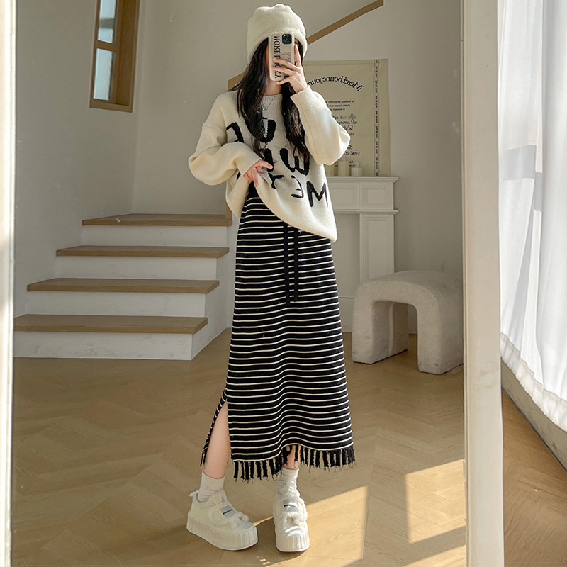 フレアスカート 横縞模様裾フリンジ付きニットスカート
