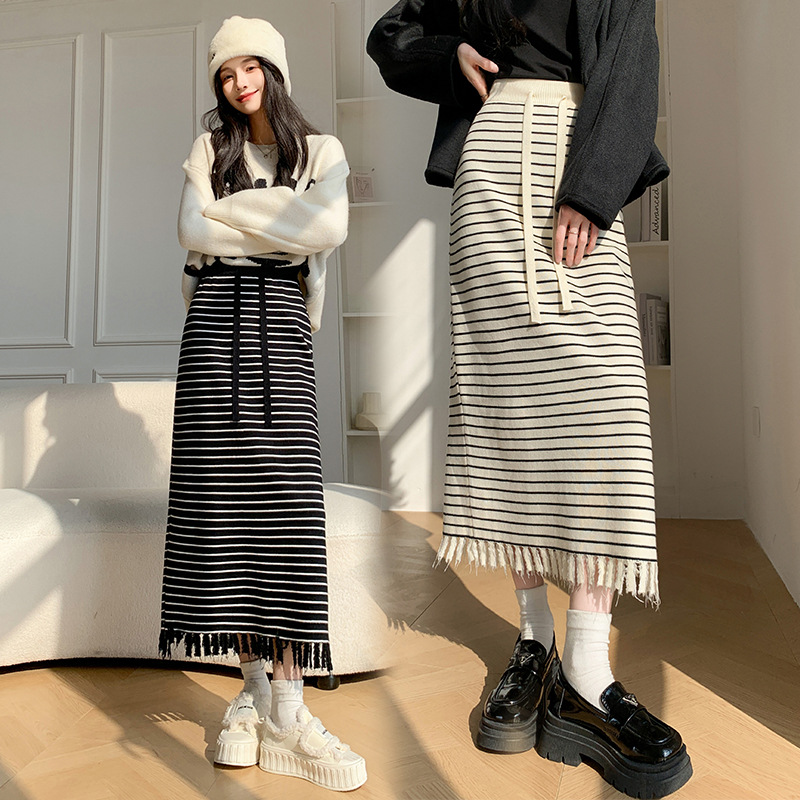 フレアスカート 横縞模様裾フリンジ付きニットスカート