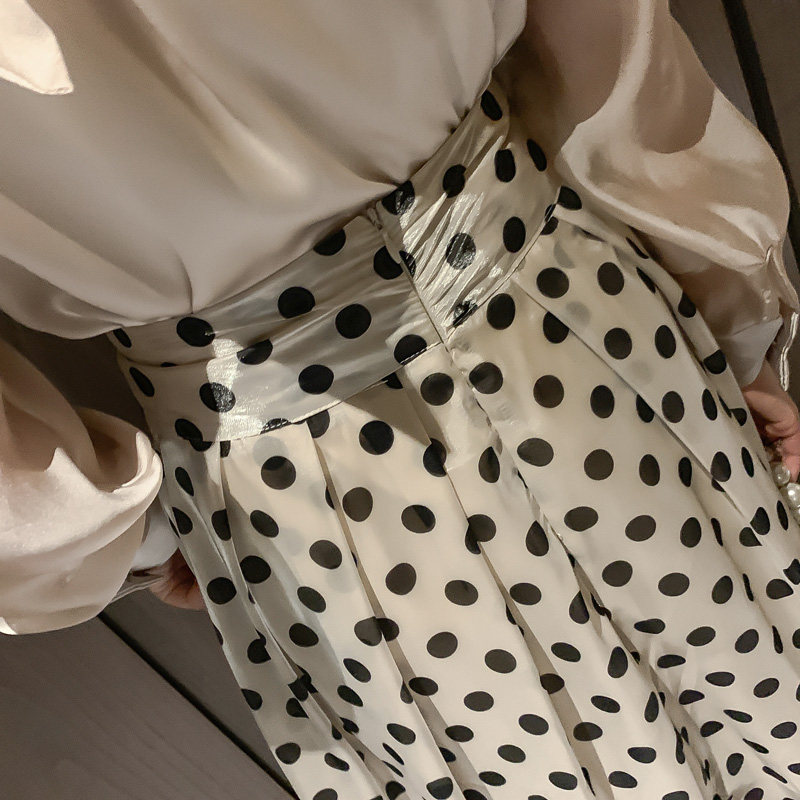 フレアスカート 上品な水玉模様のフレアスカート