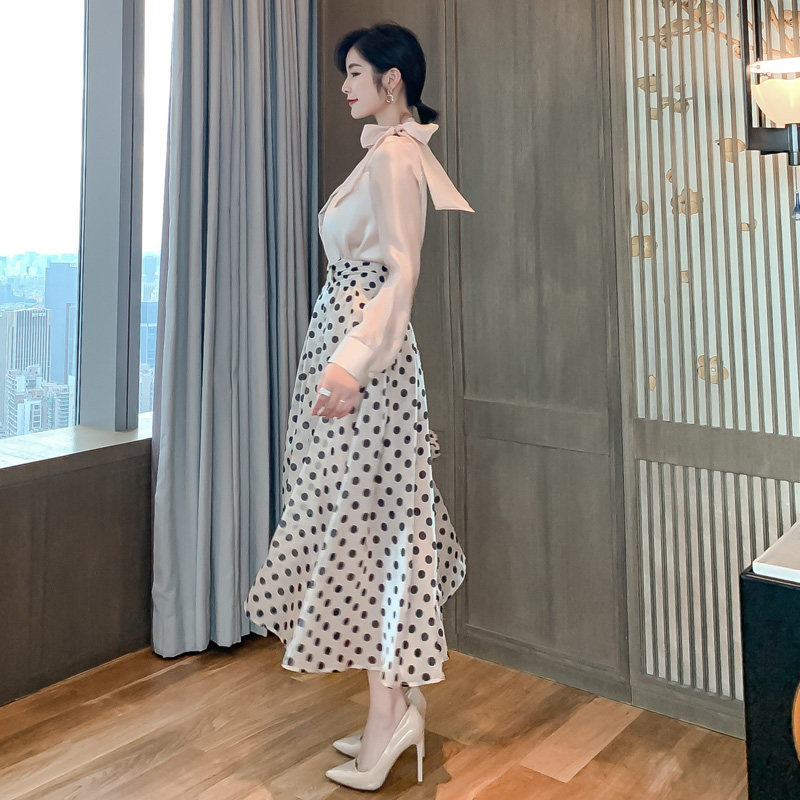 フレアスカート 上品な水玉模様のフレアスカート