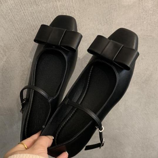 フラットシューズ 優美リボン付きストラップパンプス