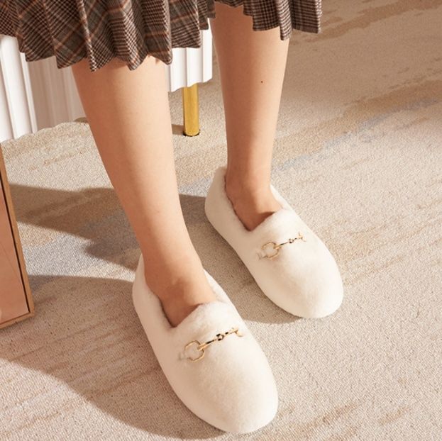フラットシューズ ふわもこ金具付きフラットパンプス