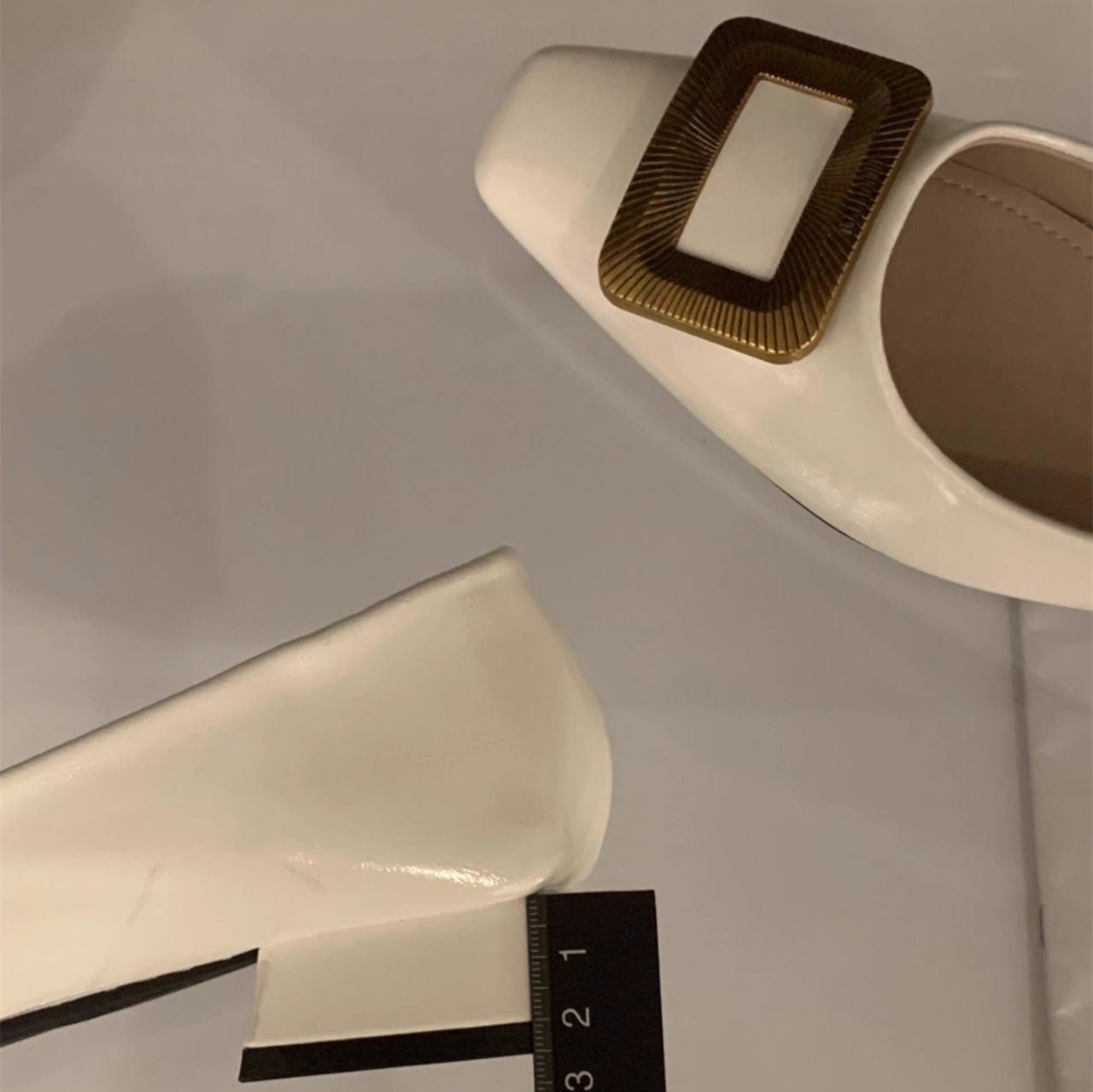 フラットシューズ 金具飾り スクエアトゥ パンプス
