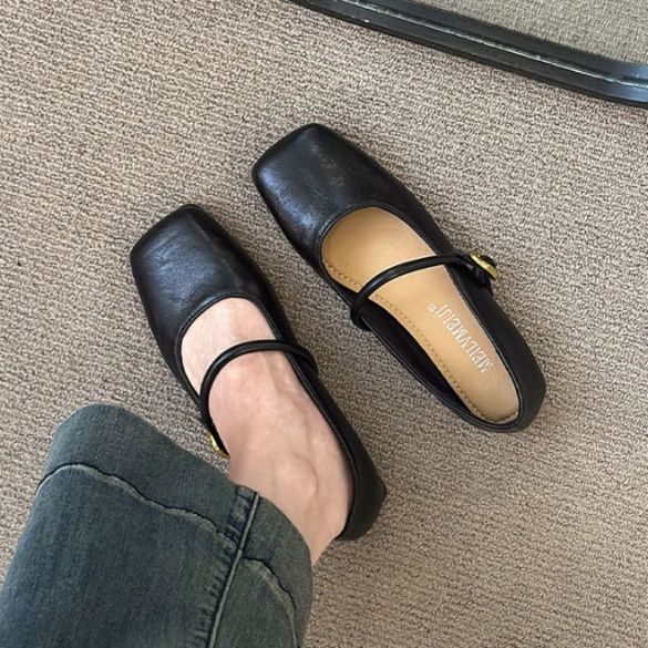 フラットシューズ 上品な金具飾りパンプス