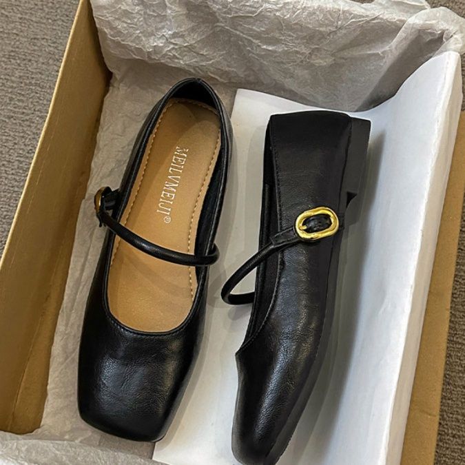 フラットシューズ 上品な金具飾りパンプス