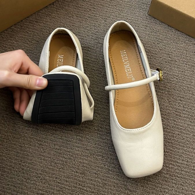 フラットシューズ 上品な金具飾りパンプス