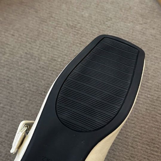 フラットシューズ スタッズ付きストラップシューズ