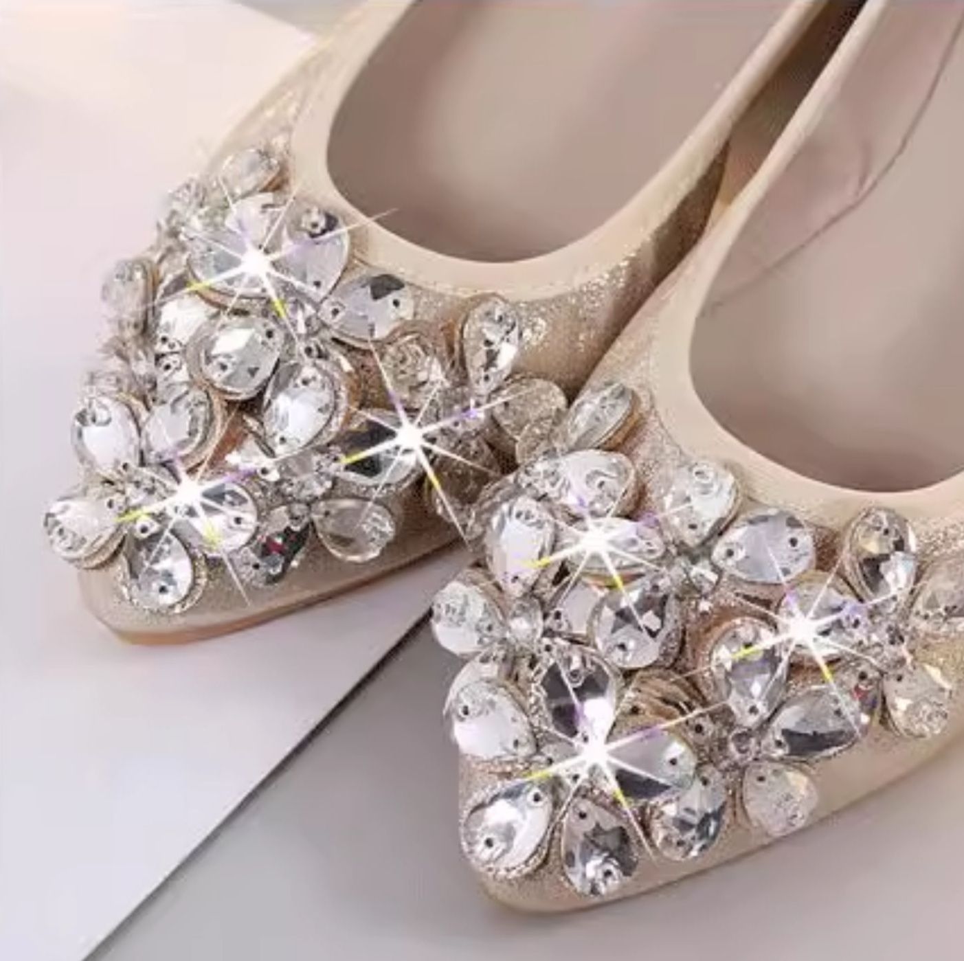 フラットシューズ 煌めき花飾りポインテッドパンプス