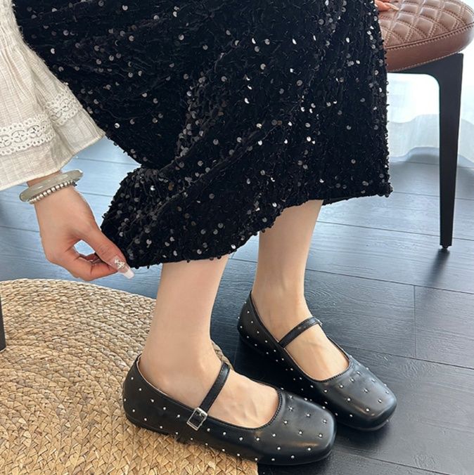 フラットシューズ きらめきスタッズ ストラップパンプス