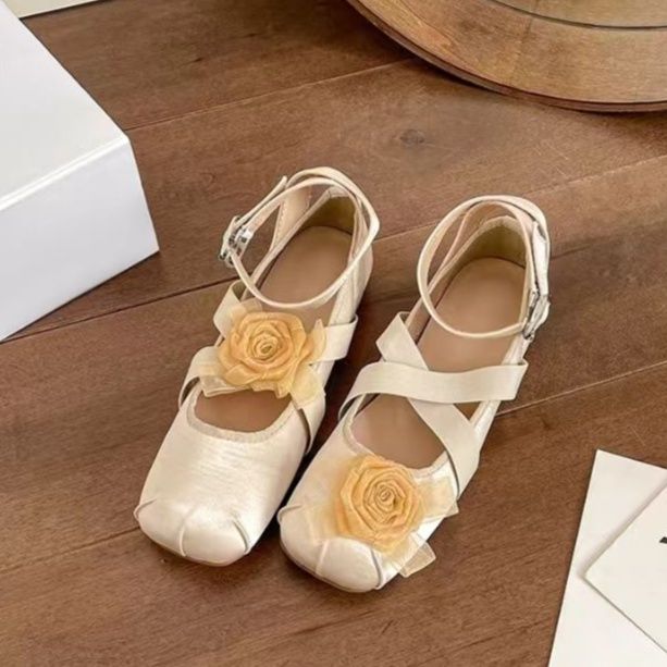 フラットシューズ 薔薇モチーフストラップパンプス