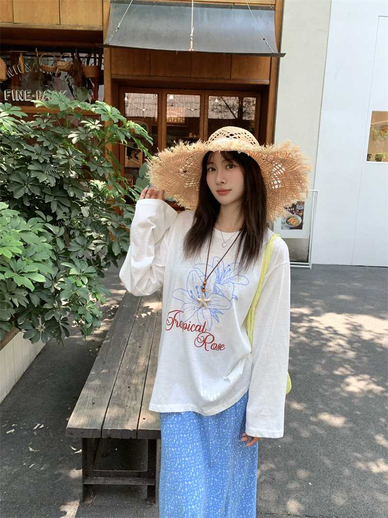 花柄デニムコーデで毎日のおしゃれが楽しくなるカジュアルスタイル5選
