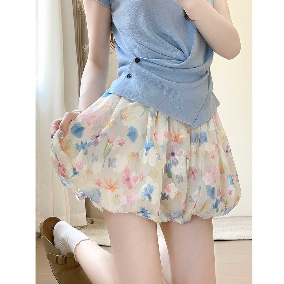 大柄花柄スカートで印象的な美しさが手に入る毎日のコーディネートが変わる5選