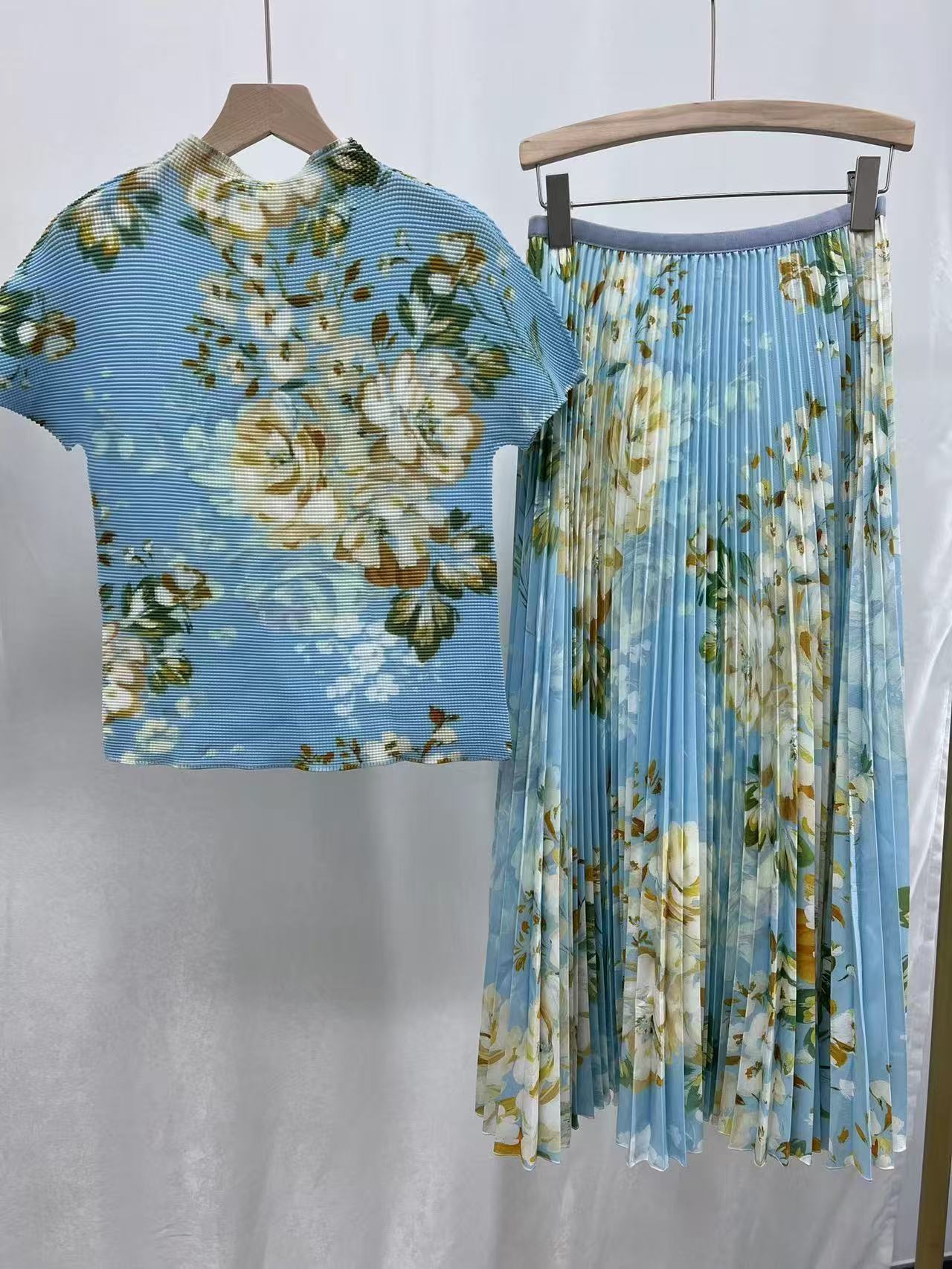 https://fulmo-img-server.com/flower-fashion-factory/1a5c136e-ff5c-4b81-a7f1-480ce2a7e877.jpg