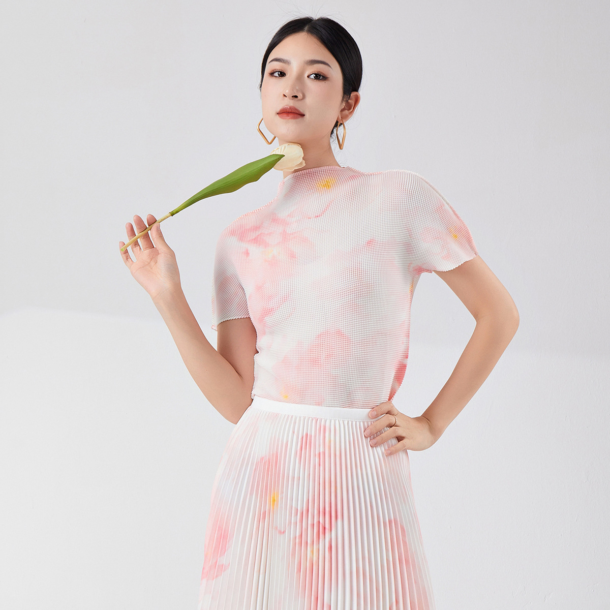 花柄 ファッション 大輪の花が咲く半袖ニットトップス