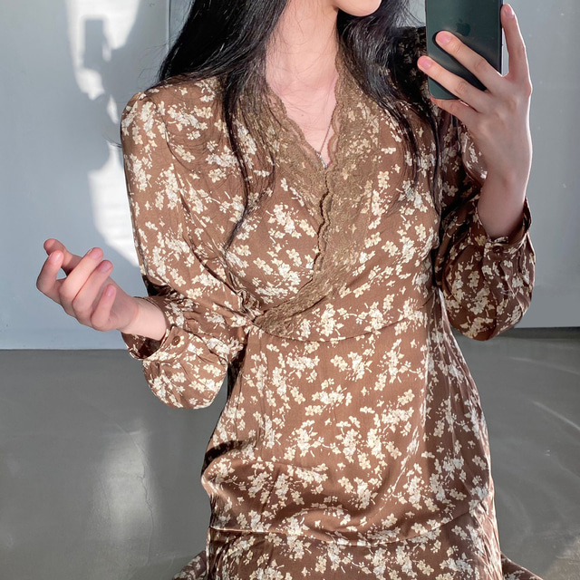 https://fulmo-img-server.com/flower-fashion-factory/98417b5e-19ae-496a-8784-0e332a9cd417.jpg