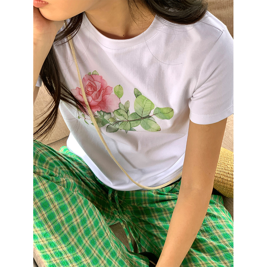 花柄 ファッション 優美な一輪薔薇の水彩画Tシャツ