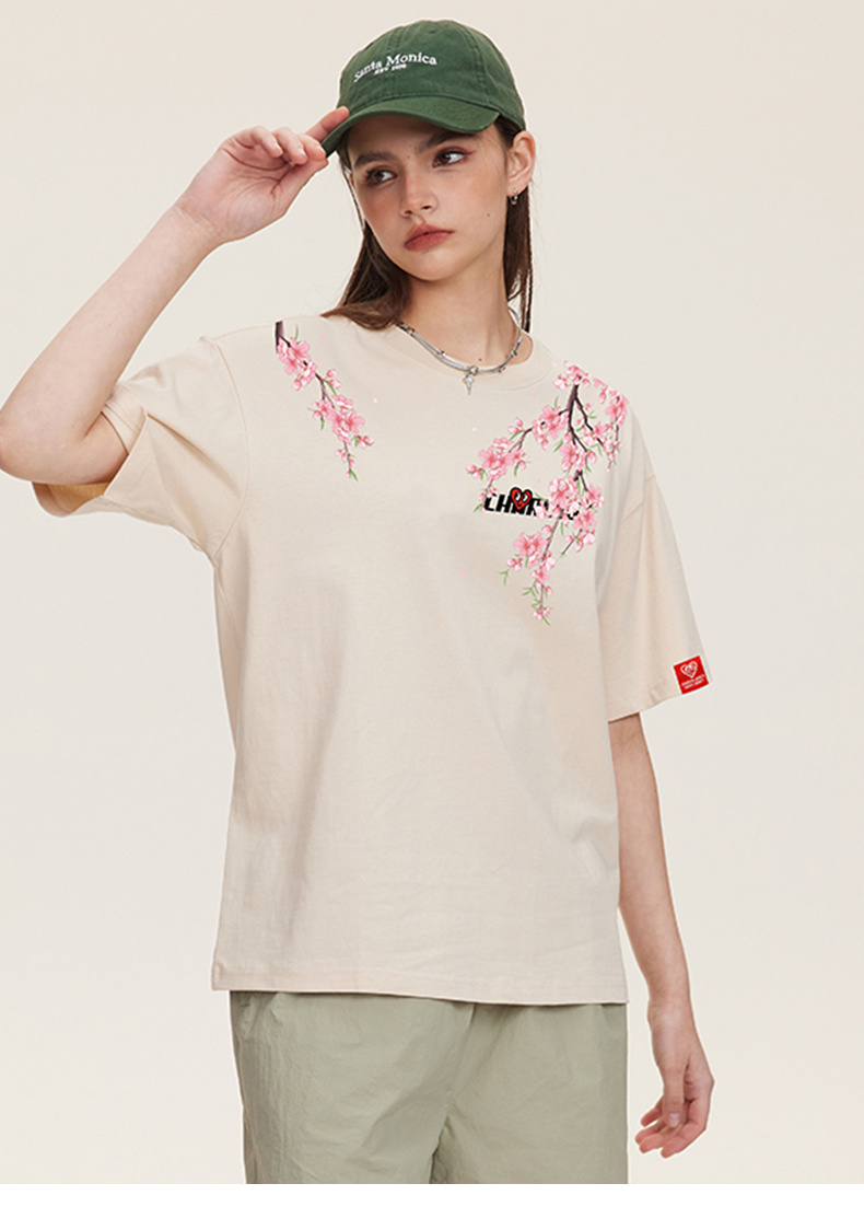 花柄 ファッション 桜舞う雅なポケット付きティーシャツ