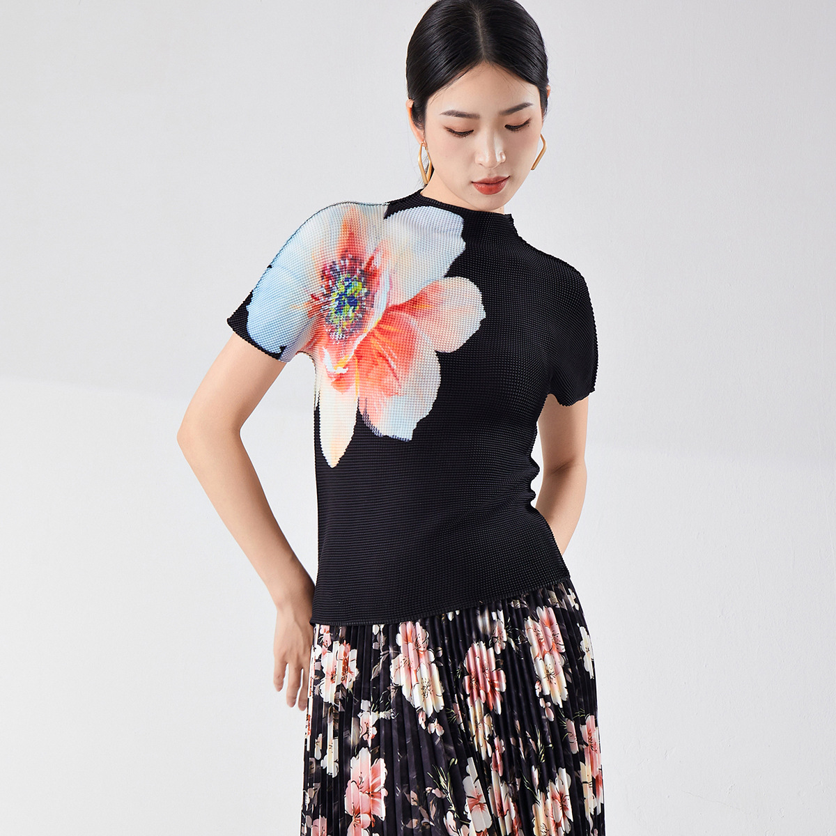 花柄 ファッション 大輪の花が咲く半袖ニットトップス