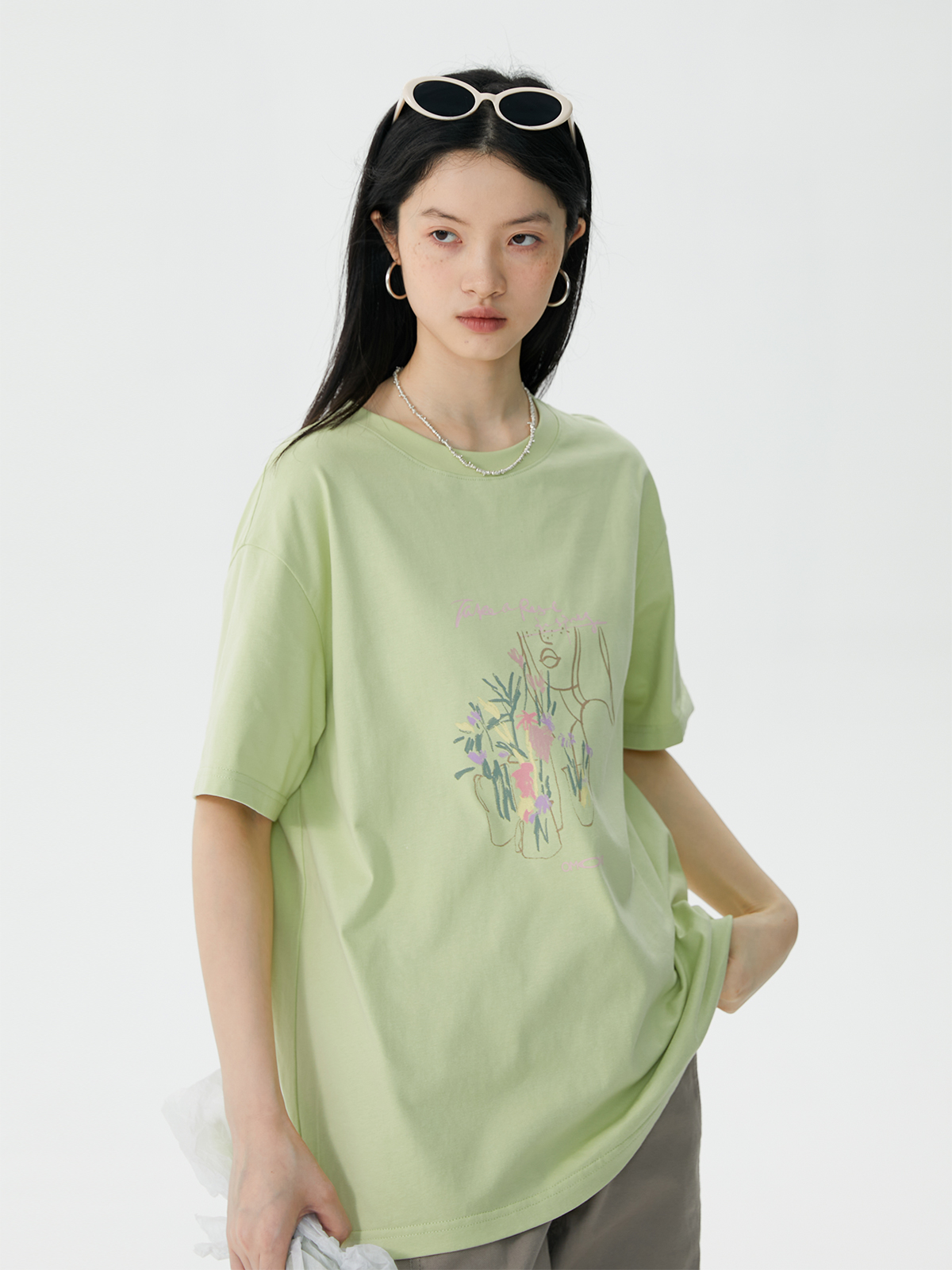 花柄 ファッション 花束を持つ少女 アートプリントティー