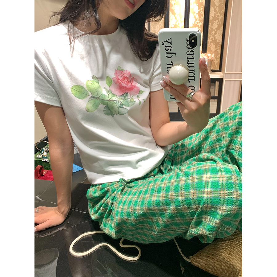 花柄 ファッション 優美な一輪薔薇の水彩画Tシャツ
