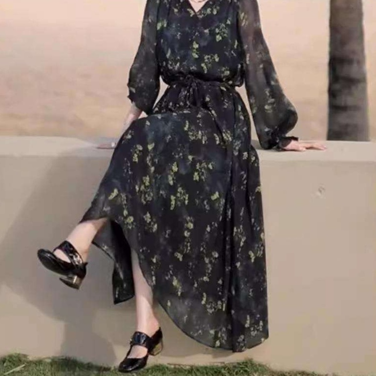 花柄ワンピース優雅な花柄シフォンワンピース