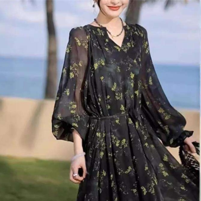 花柄ワンピース優雅な花柄シフォンワンピース