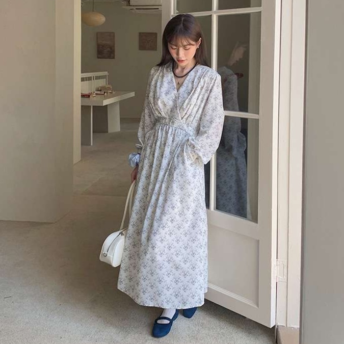 花柄ワンピース優美な小花柄フレアロングワンピース