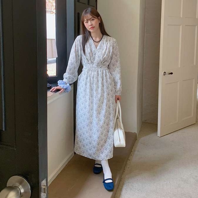 花柄ワンピース優美な小花柄フレアロングワンピース