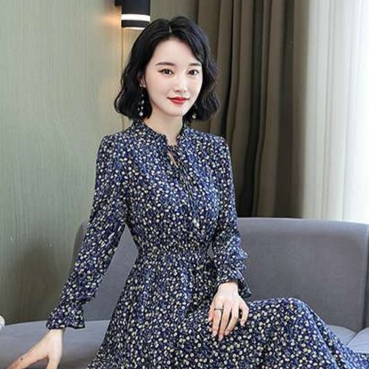 花柄ワンピース優美な小花柄フレアロングワンピース