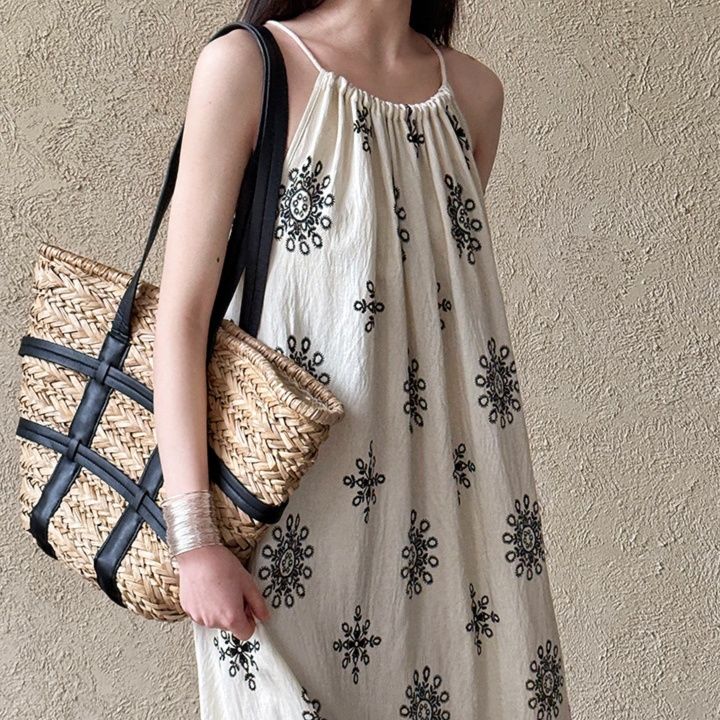 花柄ワンピース 刺繍模様のゆったりキャミワンピース