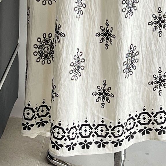 花柄ワンピース 刺繍模様のゆったりキャミワンピース