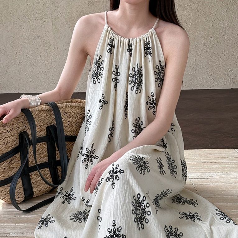 花柄ワンピース 刺繍模様のゆったりキャミワンピース