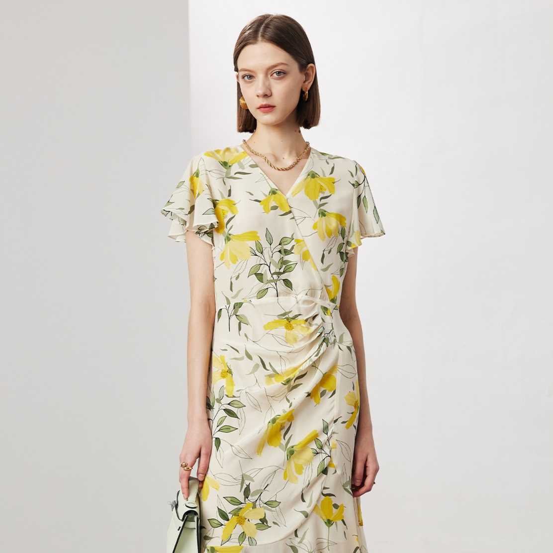 おしゃれで気分が上がる！イエローワンピース花柄の素敵な5選