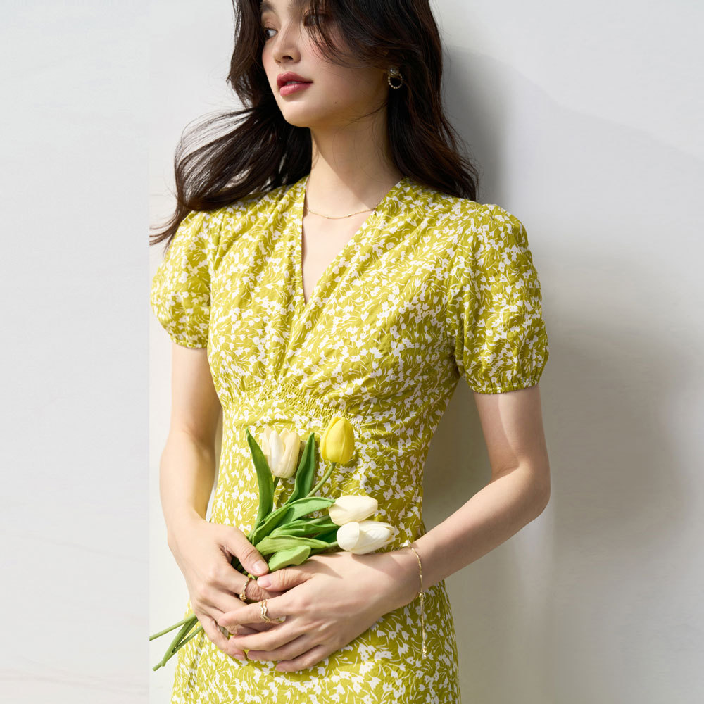 花柄ワンピース 優美な花模様 パフスリーブミディ丈ワンピース