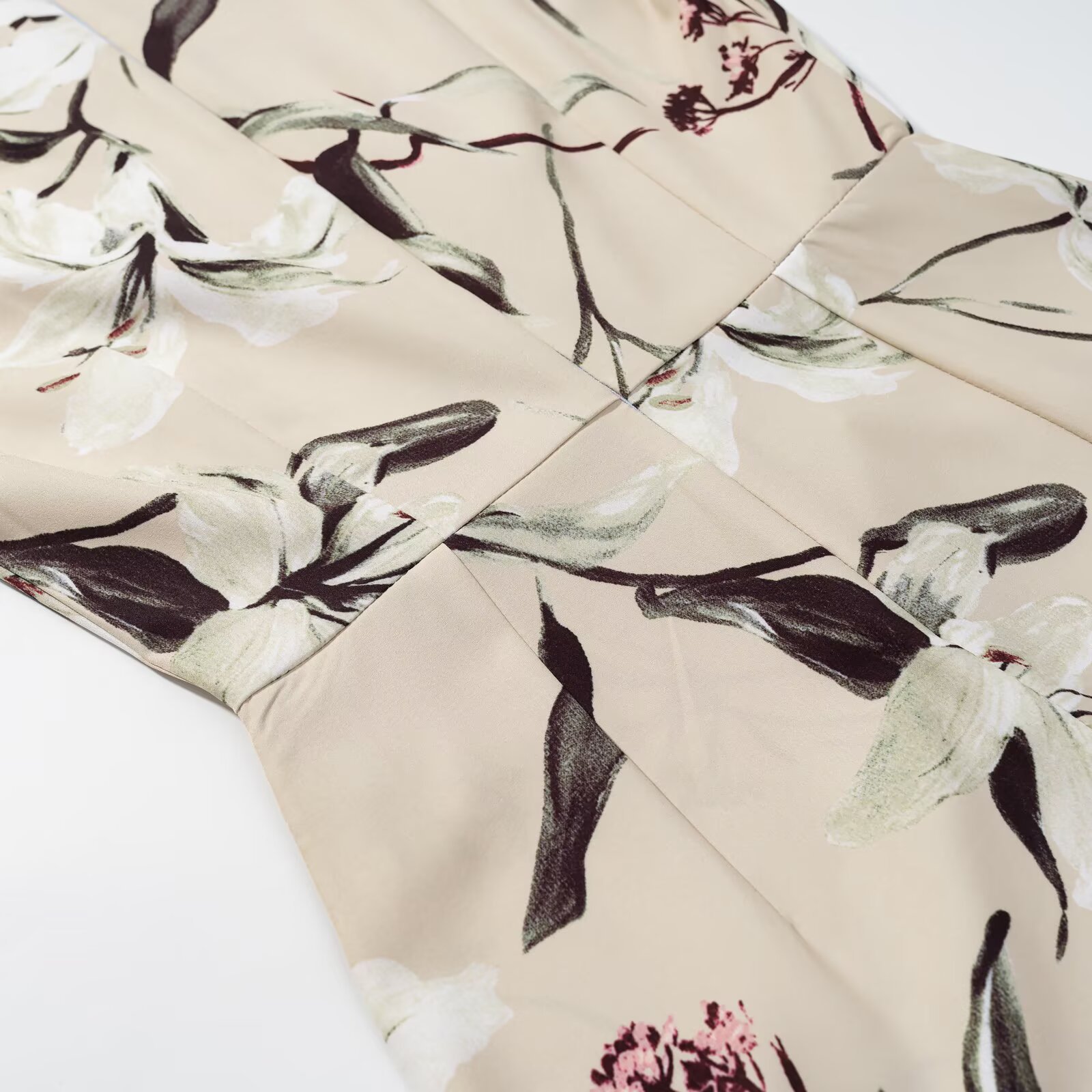 https://fulmo-img-server.com/flowerdress/54728262-bb21-4b27-956f-ff6c66876f55.jpg